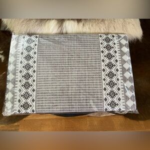 Geometric bath mat  in Gray and White